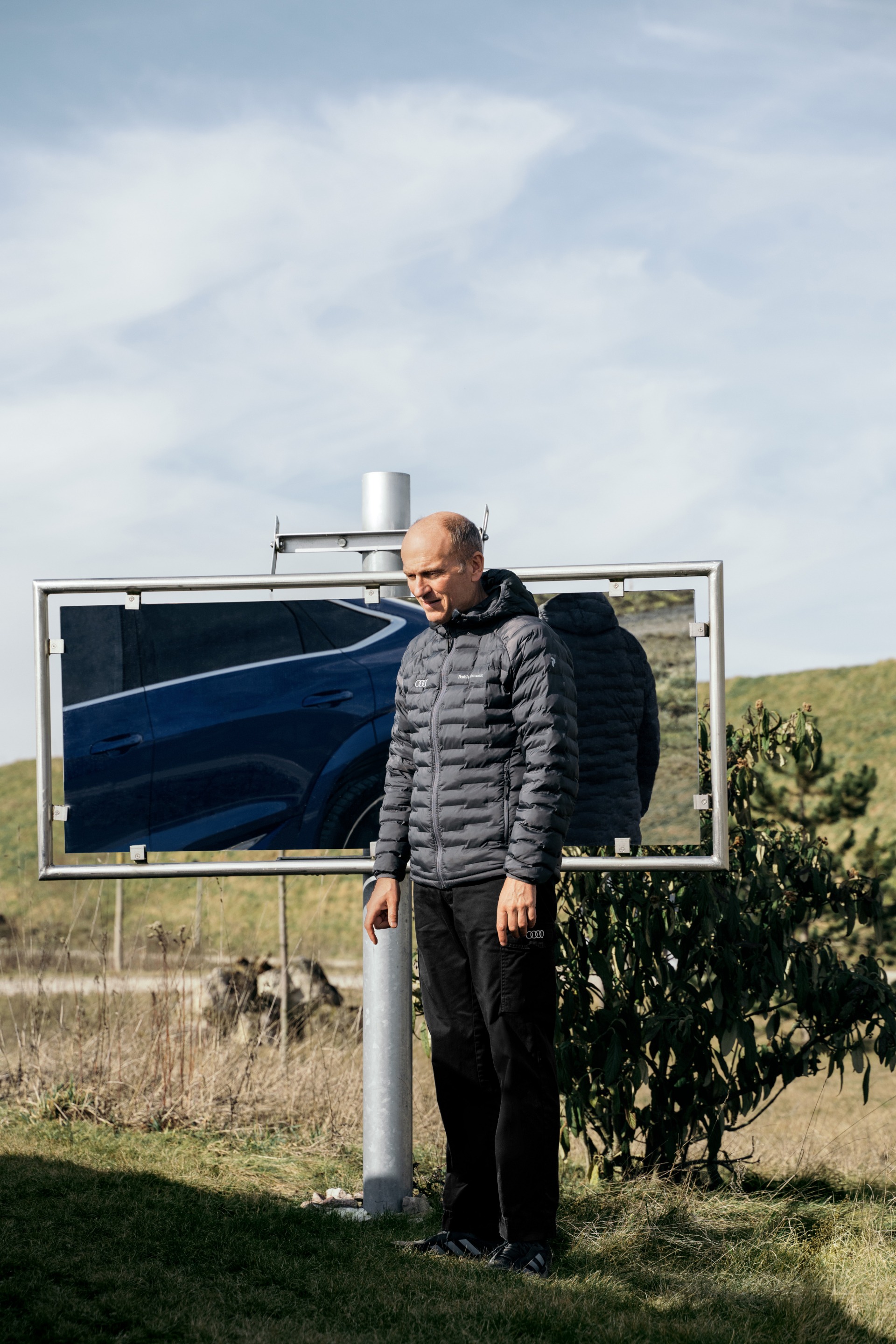 Instruktor Audi Rolf Volland na trasie terenowej.